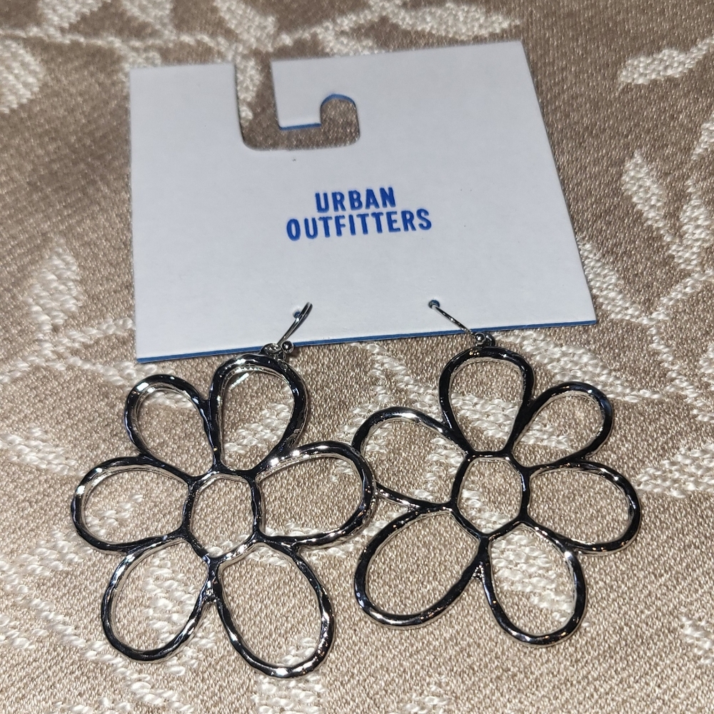 Urban Outfitters Silver Flower Earrings NWT - Picture 3 of 4